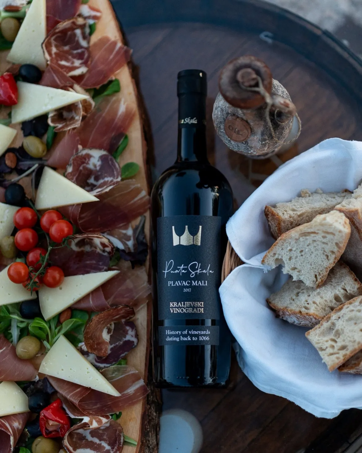 Köstlichkeiten und Wein