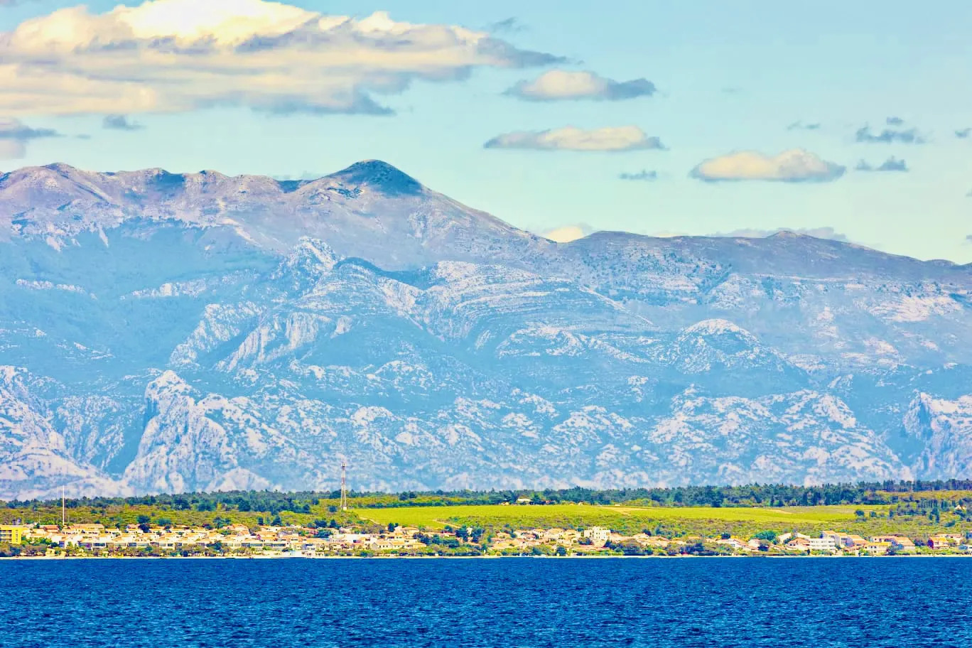 Kraljsvski vinogradi - pogled s mora na Velebit